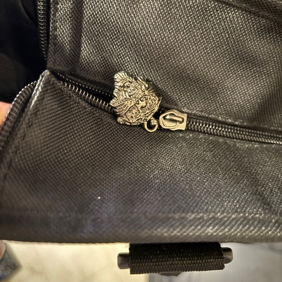 An Ed Hardy messenger bag. - Picture 4 of 6